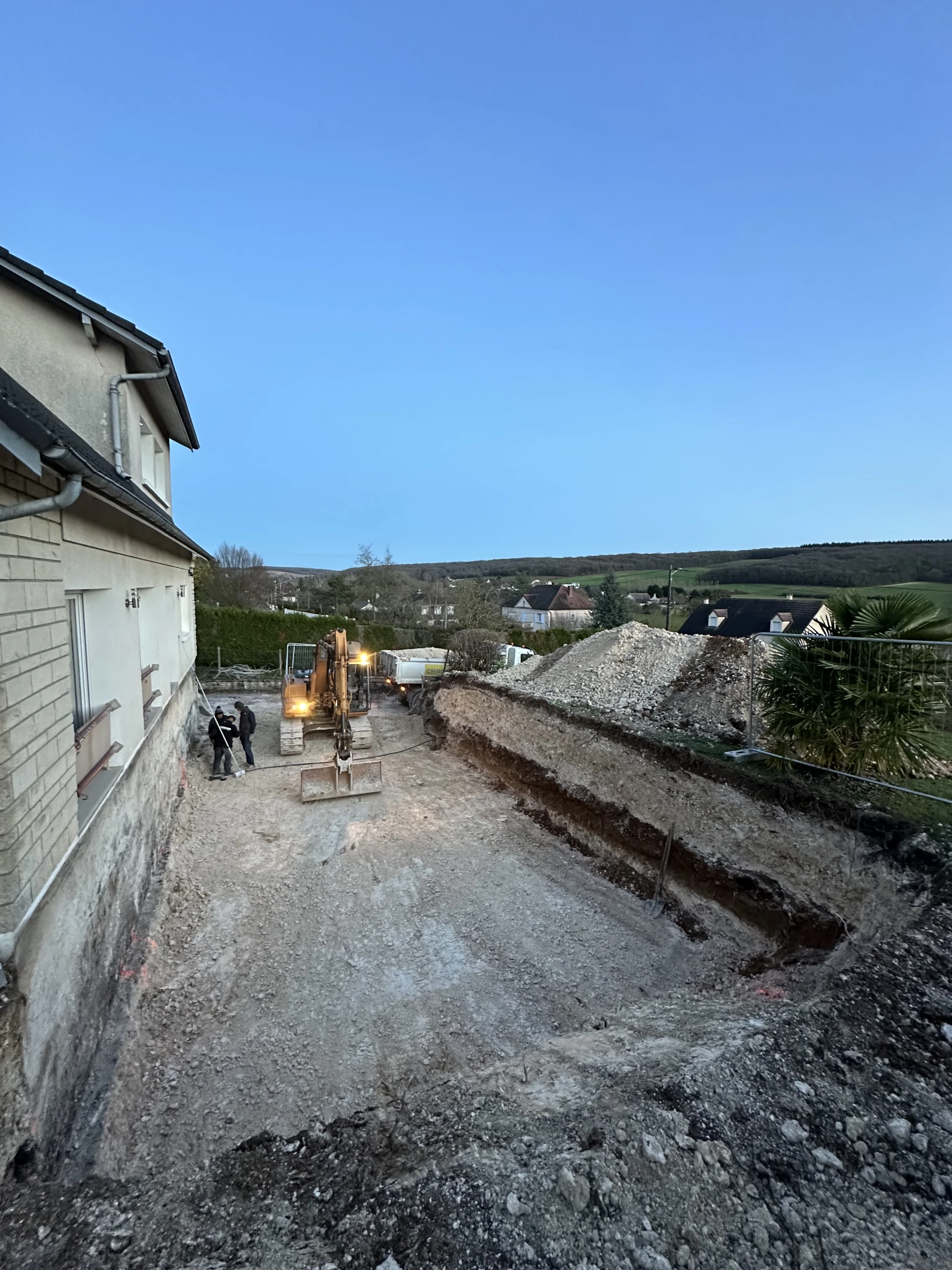 Tranchée ouverte le long d’un bâtiment pour la pose de réseaux