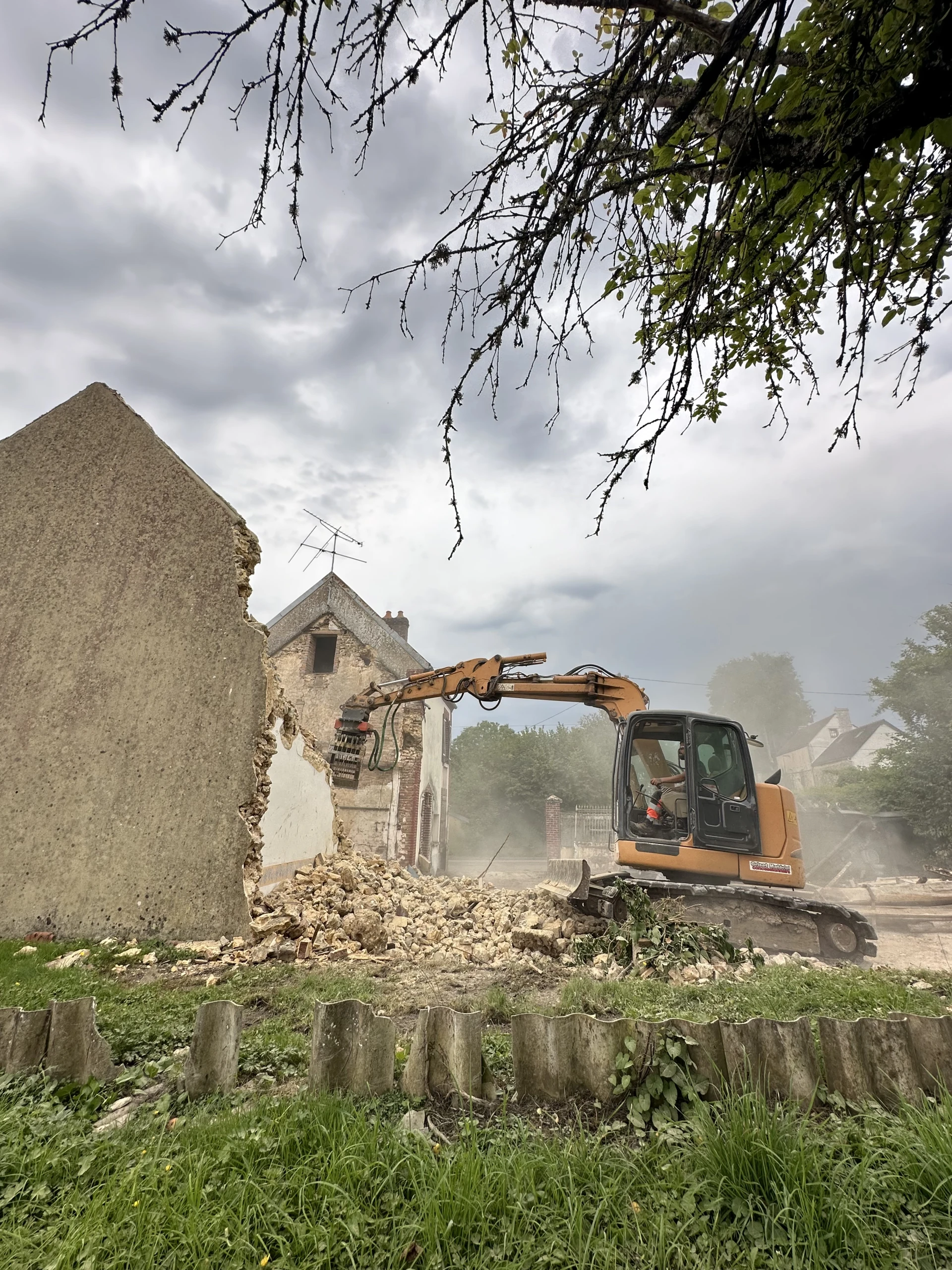 Démolition d’une maison à la pince hydraulique dans l’Yonne