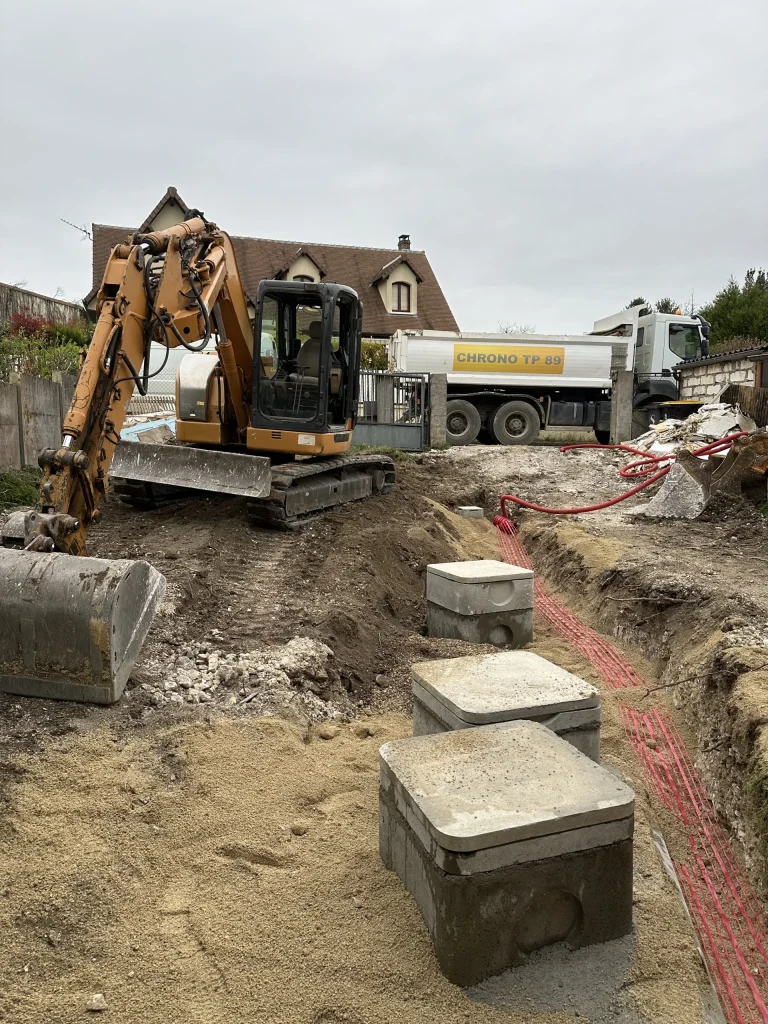 Regards de visite posés et gaines de réseaux sur un chantier d’assainissement