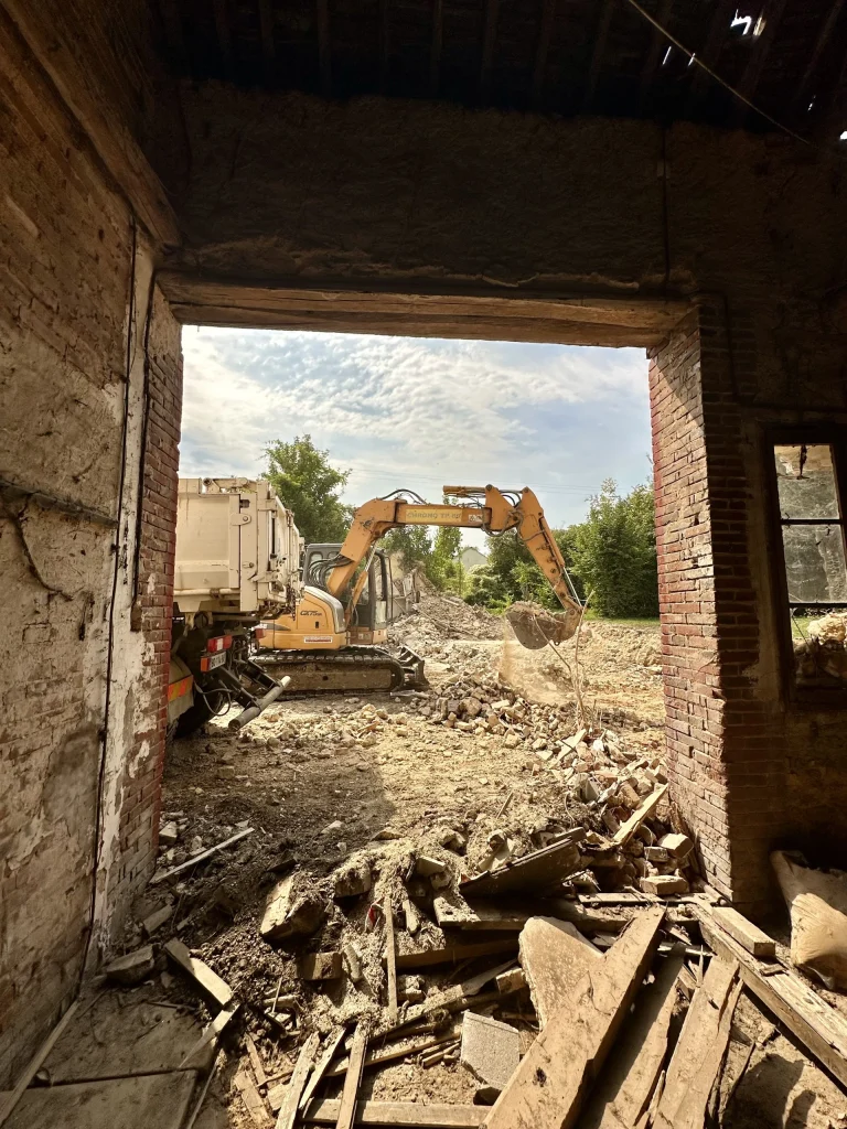 Intérieur d’un bâtiment en cours de démolition, pelle en action