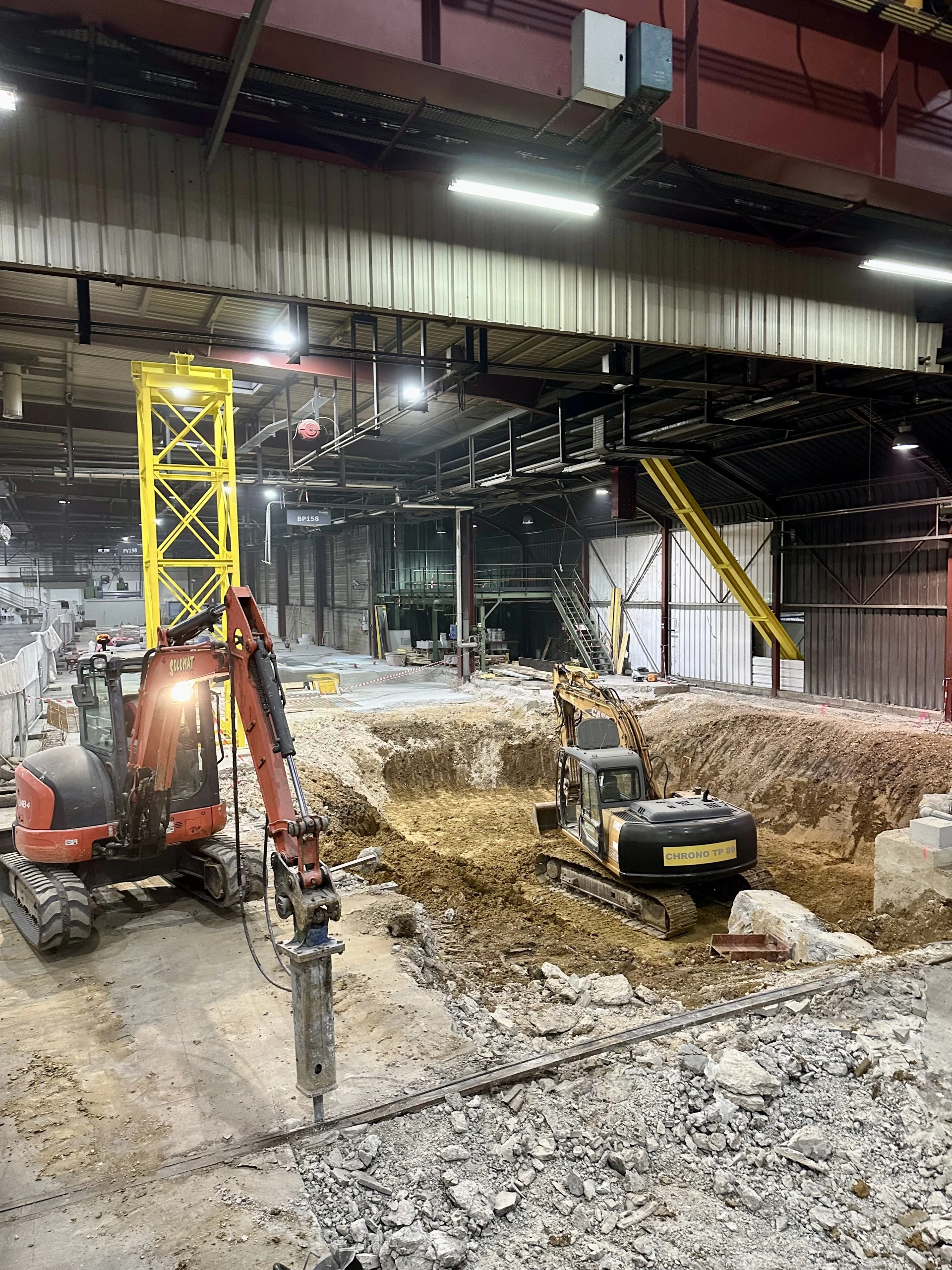 Pelle équipée d’un brise-roche sur un chantier industriel