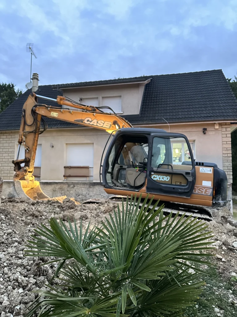 Location de pelleteuse avec chauffeur devant une maison individuelle