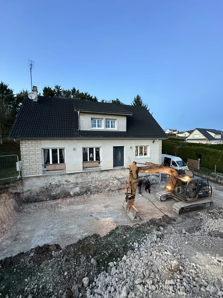 Terrain terrassé devant une maison neuve dans l’Yonne