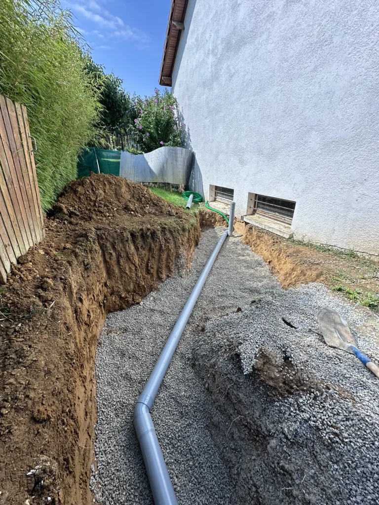 Tranchée de drainage et canalisation le long d’une maison
