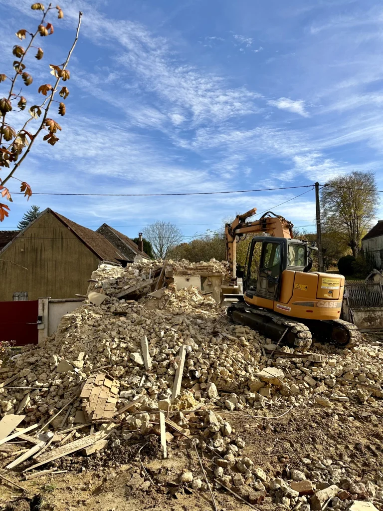 Gravats et bois triés sur un chantier de démolition