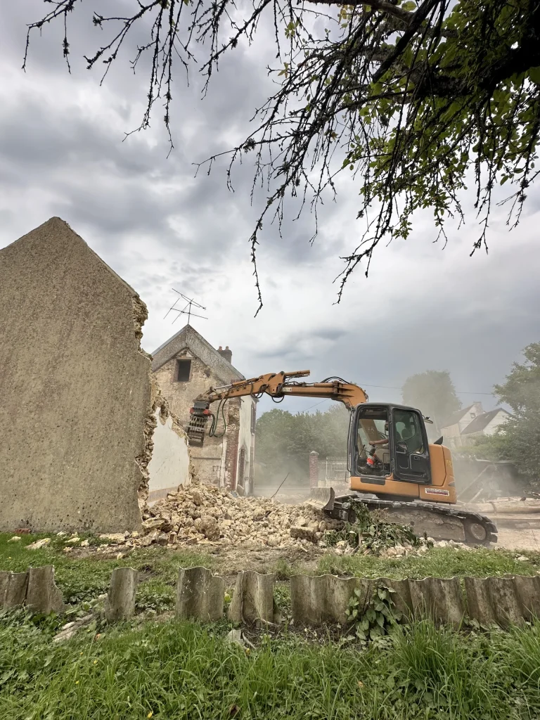 Démolition d’une maison à la pince hydraulique dans l’Yonne