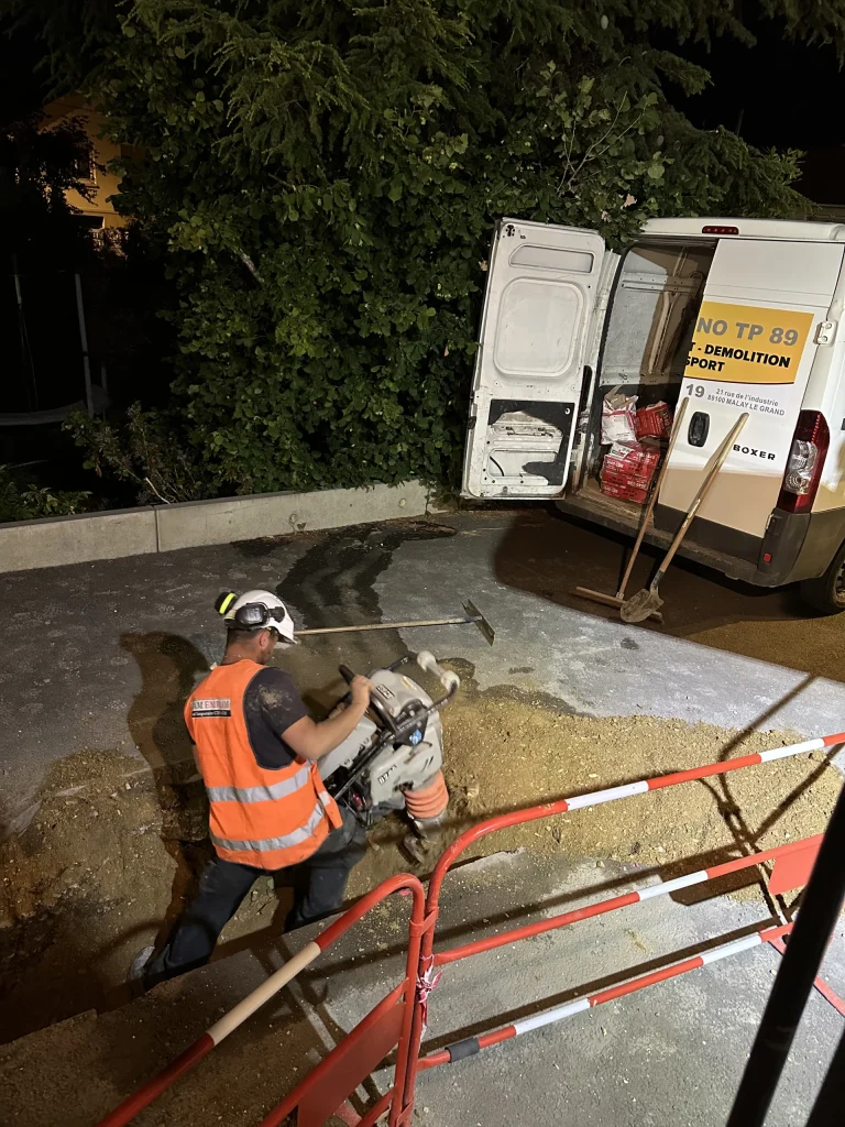 Opérateur de Chrono TP 89 au travail dans une tranchée de réseaux