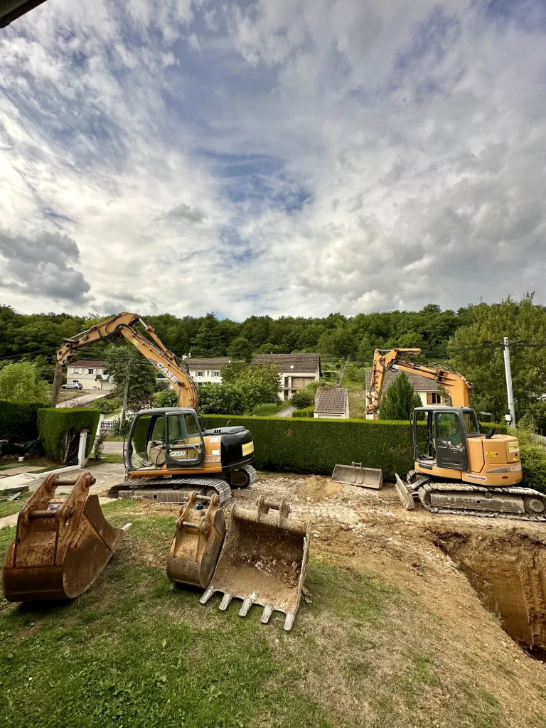 Pelles et godets de terrassement sur un chantier de Chrono TP 89