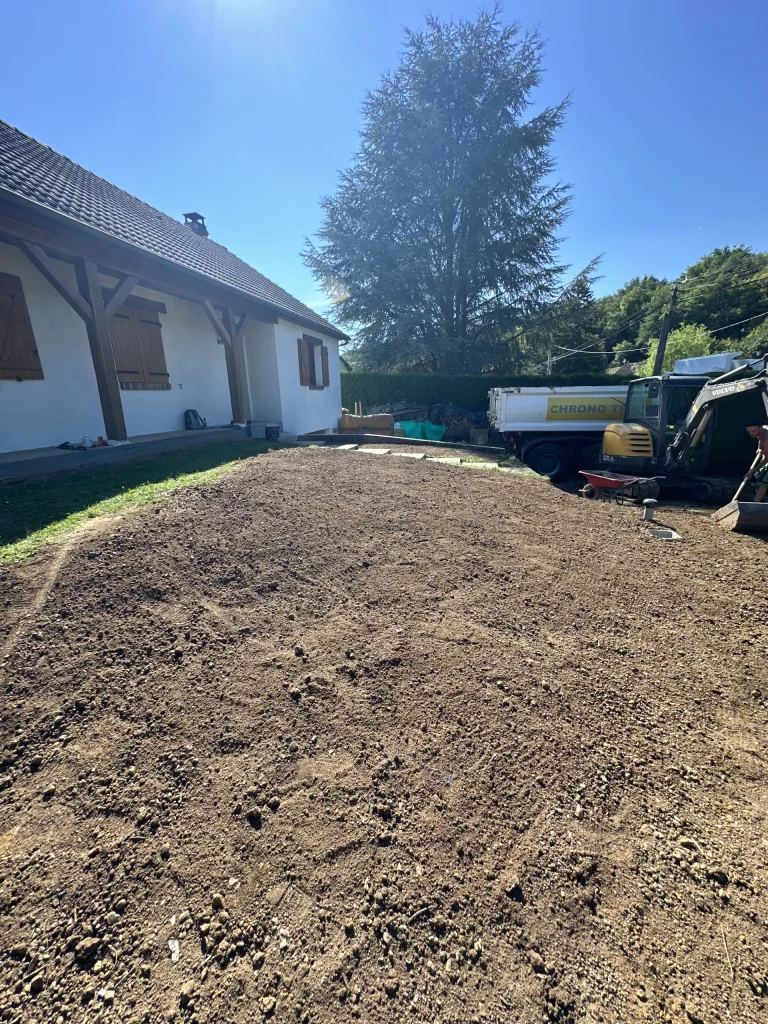 Terrain terrassé et régalé devant une maison