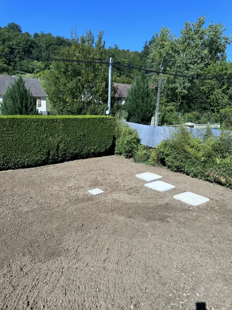 Terrain nivelé avec dalles d’accès après terrassement, dans l’Yonne
