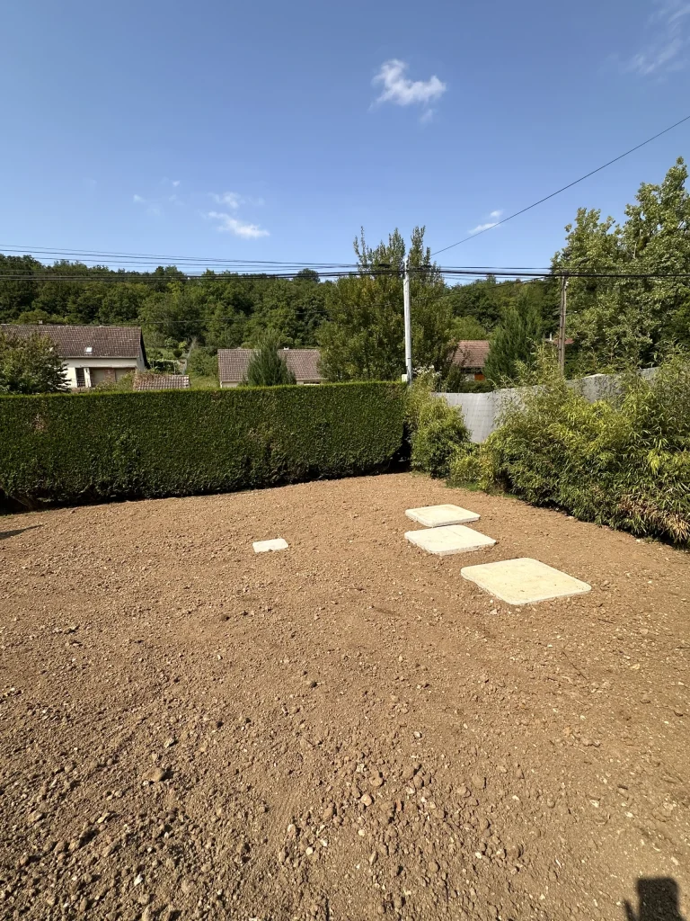 Terrain nivelé et dalles posées après terrassement