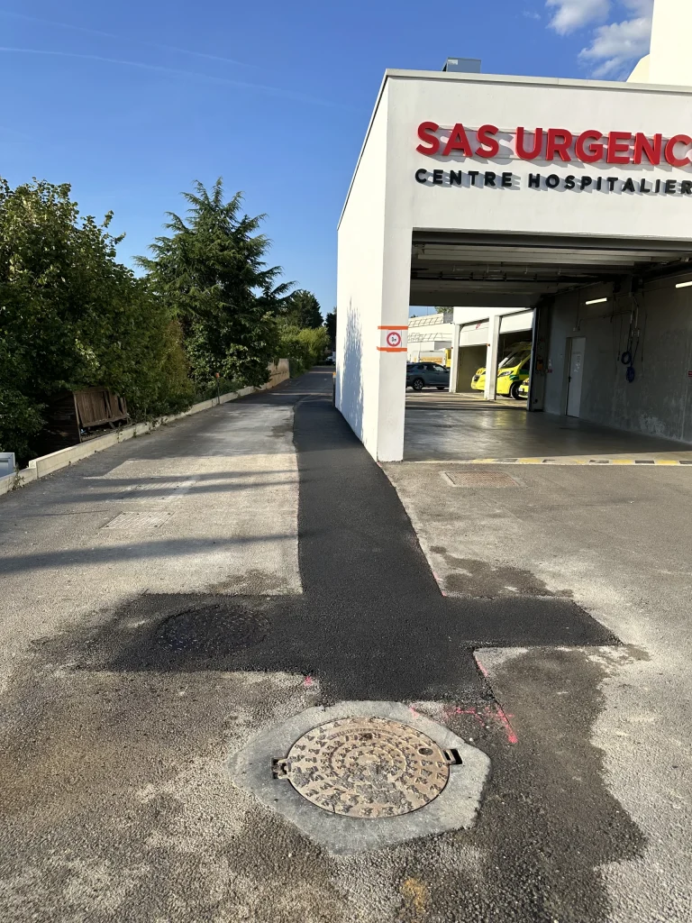 Voirie enrobée neuve devant l’entrée des urgences d’un centre hospitalier