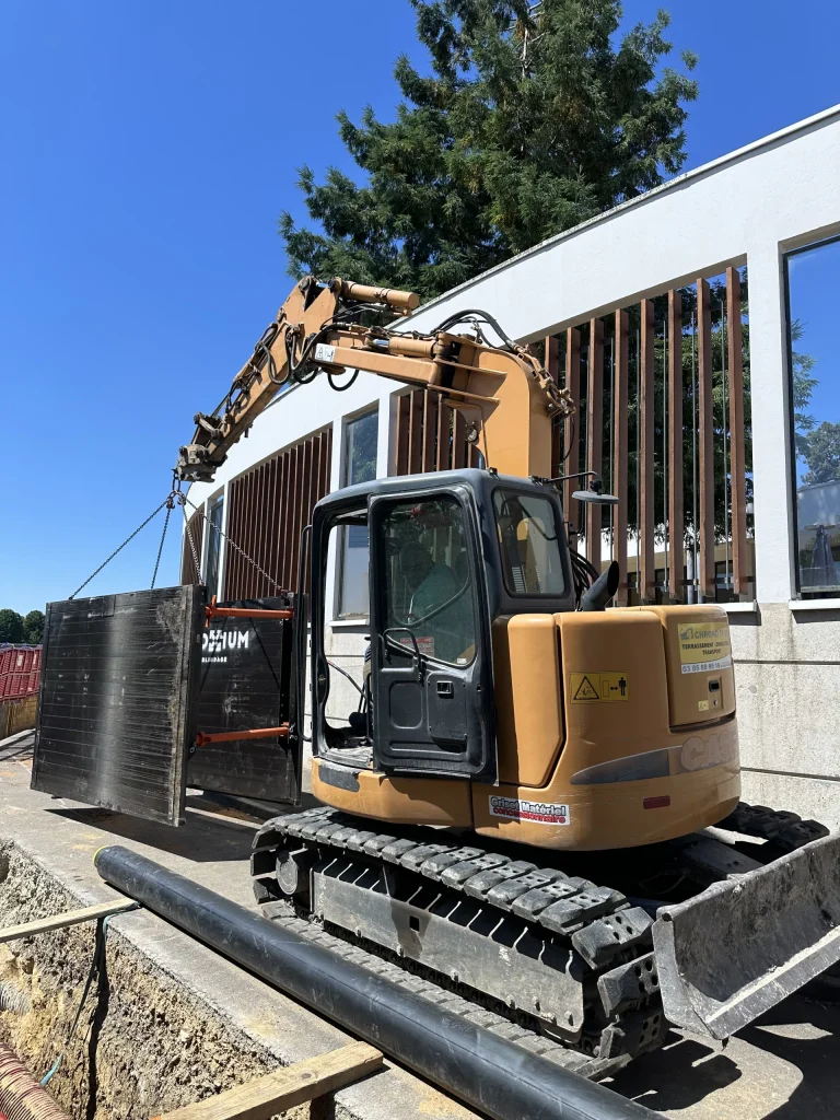 Pose de canalisations à la mini-pelle sur un chantier de VRD